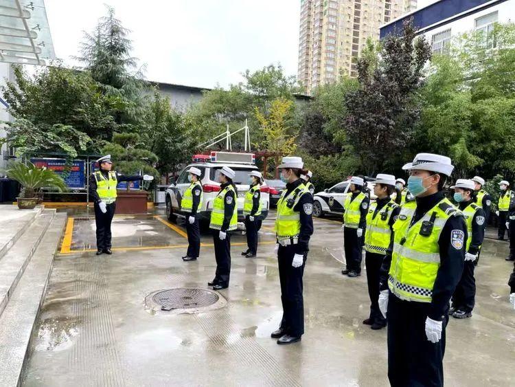 骑电动车少年车流中护送小孩过马路