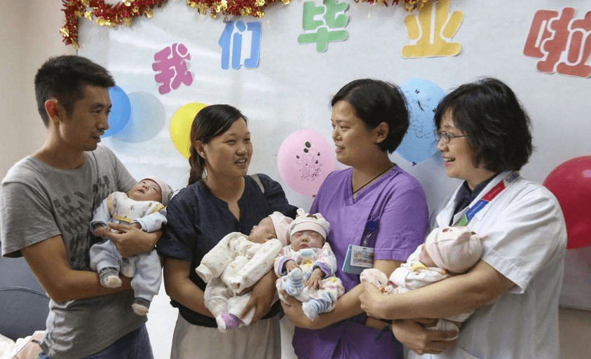 惊喜连连！四胞胎姐妹组团来医院看妈妈生二胎，温馨瞬间感动全场