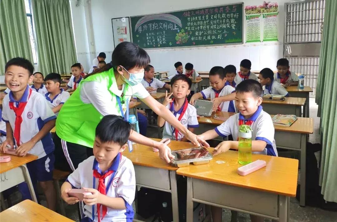 建议在更多区域试点小学五年制